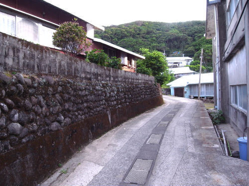 トカラダイビングツアーの口之島、集落の道