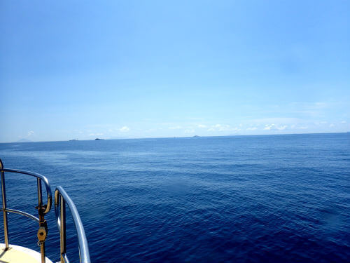 神子元島の先に見える伊豆諸島｜ダイビングショップアリエス