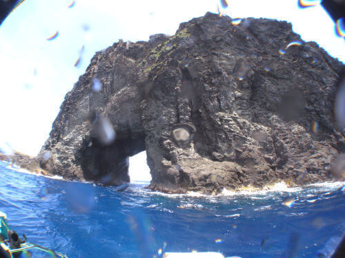 小笠原ダイビング・そびえ立つ嫁島のマグロ穴