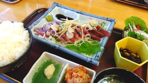 伊豆高原のだんらんのカツオの刺し身定食