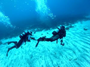 ダイビングの中性浮力は水平姿勢をチェックする