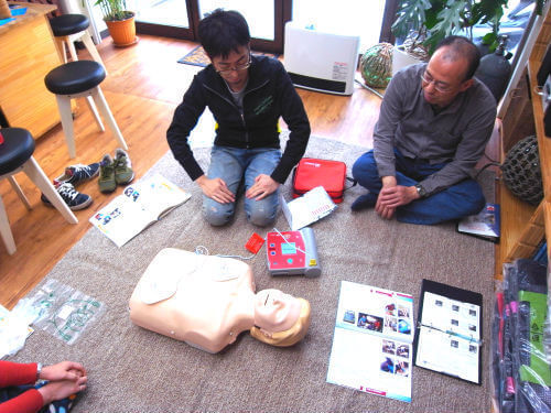 AED（自動体外式除細動器）の利用方法を学びます